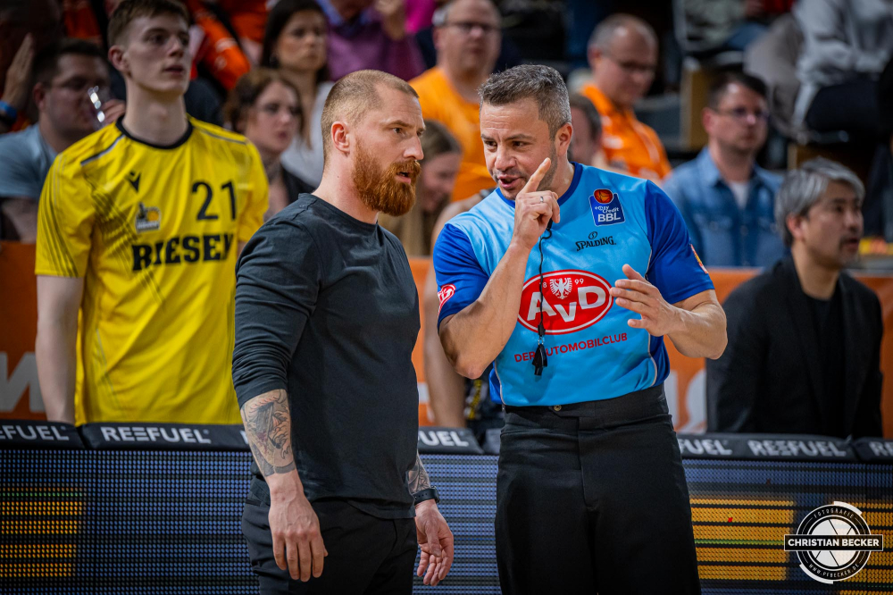 1. Basketball Bundesliga, easyCredit BBL, Saison 2024/2025, Herren, Hauptrunde, 26. Spieltag, 28.03.2025, RASTA Vechta - MHP Riesen Ludwigsburg
Lars Masell (Assistent Coach MHP Riesen Ludwigsburg) im Gespr&auml;ch mit Tamer Arik (Schiedsrichter BBL)
Schlüsselwörter: 1. Bundesliga;26. Spieltag;28.03.2025;BBL;Basketball;Hauptrunde;Liga;Ludwigsburg;MHP;RASTA;RASTA Dome;RIESEN;Saison 2024/2025;Vechta;easycredit