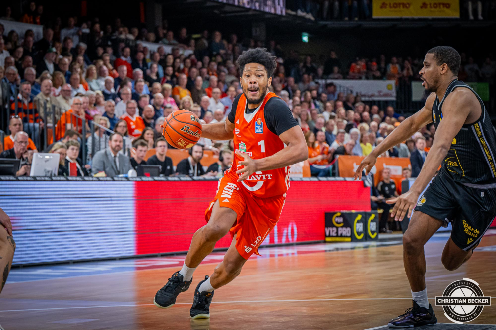 1. Basketball Bundesliga, easyCredit BBL, Saison 2024/2025, Herren, Hauptrunde, 26. Spieltag, 28.03.2025, RASTA Vechta - MHP Riesen Ludwigsburg
Jayden Gardner (#1 - RASTA Vechta) in Aktion
Schlüsselwörter: 1. Bundesliga;26. Spieltag;28.03.2025;BBL;Basketball;Hauptrunde;Liga;Ludwigsburg;MHP;RASTA;RASTA Dome;RIESEN;Saison 2024/2025;Vechta;easycredit