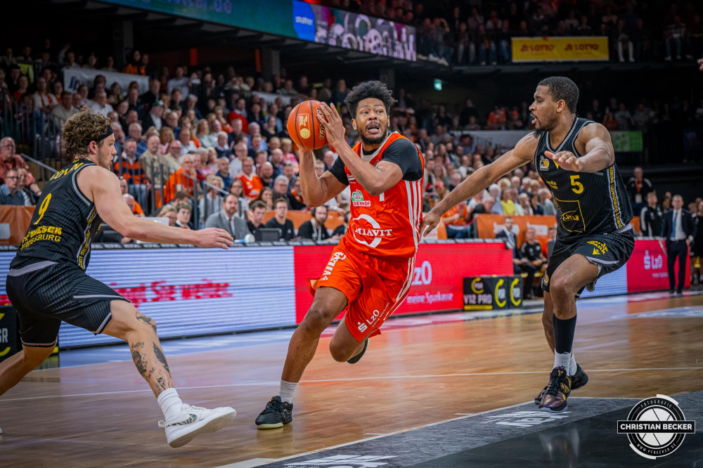 1. Basketball Bundesliga, easyCredit BBL, Saison 2024/2025, Herren, Hauptrunde, 26. Spieltag, 28.03.2025, RASTA Vechta - MHP Riesen Ludwigsburg
Jayden Gardner (#1 - RASTA Vechta) in Aktion
Schlüsselwörter: 1. Bundesliga;26. Spieltag;28.03.2025;BBL;Basketball;Hauptrunde;Liga;Ludwigsburg;MHP;RASTA;RASTA Dome;RIESEN;Saison 2024/2025;Vechta;easycredit