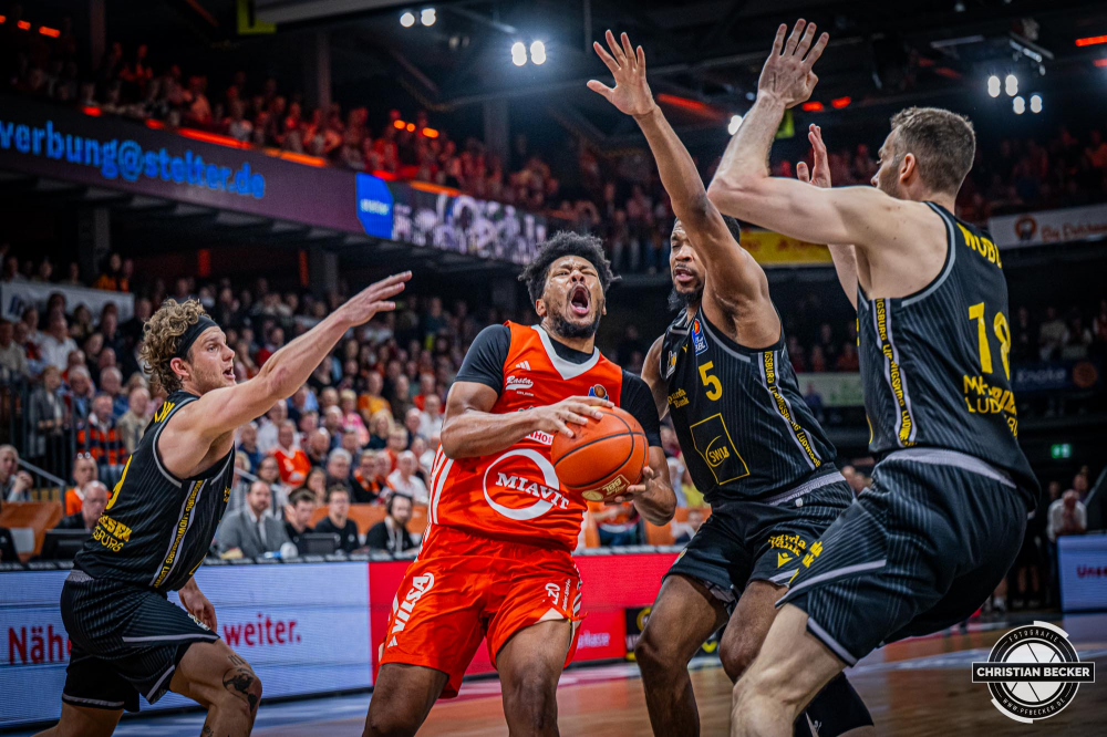 1. Basketball Bundesliga, easyCredit BBL, Saison 2024/2025, Herren, Hauptrunde, 26. Spieltag, 28.03.2025, RASTA Vechta - MHP Riesen Ludwigsburg
Jayden Gardner (#1 - RASTA Vechta) in Aktion
Schlüsselwörter: 1. Bundesliga;26. Spieltag;28.03.2025;BBL;Basketball;Hauptrunde;Liga;Ludwigsburg;MHP;RASTA;RASTA Dome;RIESEN;Saison 2024/2025;Vechta;easycredit