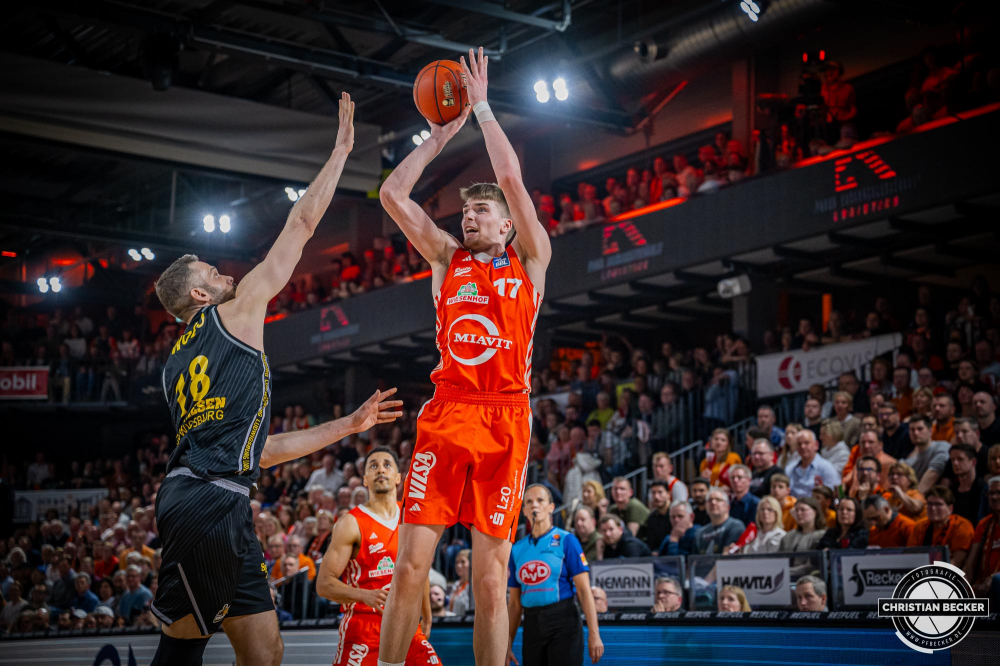 1. Basketball Bundesliga, easyCredit BBL, Saison 2024/2025, Herren, Hauptrunde, 26. Spieltag, 28.03.2025, RASTA Vechta - MHP Riesen Ludwigsburg
Johann Gr&uuml;nloh (#17 - RASTA Vechta) beim Jumpshot
Schlüsselwörter: 1. Bundesliga;26. Spieltag;28.03.2025;BBL;Basketball;Hauptrunde;Liga;Ludwigsburg;MHP;RASTA;RASTA Dome;RIESEN;Saison 2024/2025;Vechta;easycredit