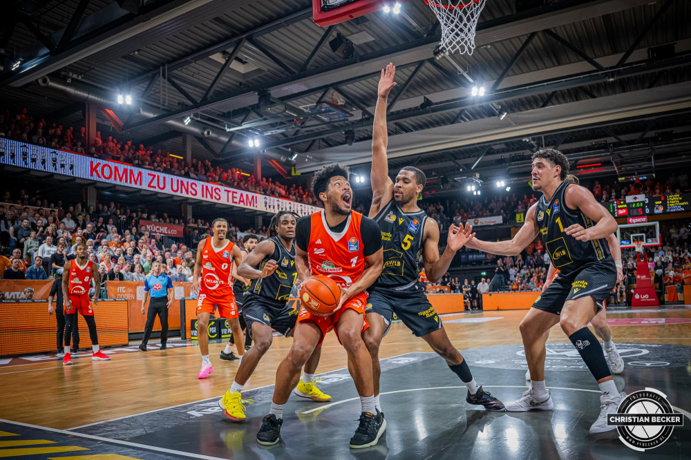 1. Basketball Bundesliga, easyCredit BBL, Saison 2024/2025, Herren, Hauptrunde, 26. Spieltag, 28.03.2025, RASTA Vechta - MHP Riesen Ludwigsburg
Jayden Gardner (#1 - RASTA Vechta) in Aktion
Schlüsselwörter: 1. Bundesliga;26. Spieltag;28.03.2025;BBL;Basketball;Hauptrunde;Liga;Ludwigsburg;MHP;RASTA;RASTA Dome;RIESEN;Saison 2024/2025;Vechta;easycredit