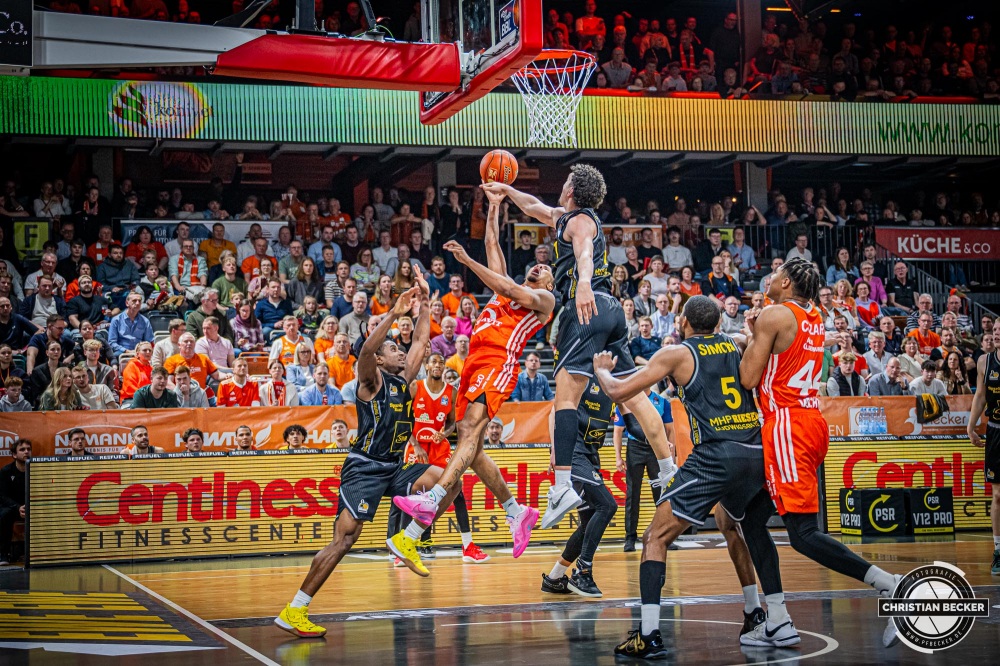 1. Basketball Bundesliga, easyCredit BBL, Saison 2024/2025, Herren, Hauptrunde, 26. Spieltag, 28.03.2025, RASTA Vechta - MHP Riesen Ludwigsburg
Mike Bothwell (#0 - RASTA Vechta) beim Korbleger
Schlüsselwörter: 1. Bundesliga;26. Spieltag;28.03.2025;BBL;Basketball;Hauptrunde;Liga;Ludwigsburg;MHP;RASTA;RASTA Dome;RIESEN;Saison 2024/2025;Vechta;easycredit