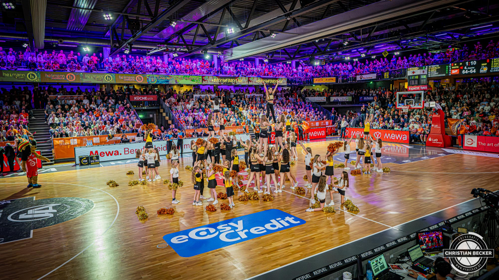 1. Basketball Bundesliga, easyCredit BBL, Saison 2024/2025, Herren, Hauptrunde, 26. Spieltag, 28.03.2025, RASTA Vechta - MHP Riesen Ludwigsburg
Marleys (Cheerleader - RASTA Vechta) w&auml;hrend der Partie
Schlüsselwörter: 1. Bundesliga;26. Spieltag;28.03.2025;BBL;Basketball;Hauptrunde;Liga;Ludwigsburg;MHP;RASTA;RASTA Dome;RIESEN;Saison 2024/2025;Vechta;easycredit