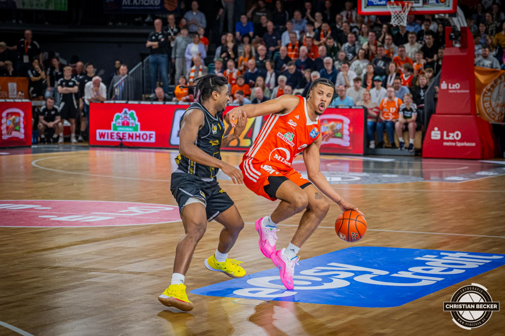 1. Basketball Bundesliga, easyCredit BBL, Saison 2024/2025, Herren, Hauptrunde, 26. Spieltag, 28.03.2025, RASTA Vechta - MHP Riesen Ludwigsburg
Mike Bothwell (#0 - RASTA Vechta) in Aktion
Schlüsselwörter: 1. Bundesliga;26. Spieltag;28.03.2025;BBL;Basketball;Hauptrunde;Liga;Ludwigsburg;MHP;RASTA;RASTA Dome;RIESEN;Saison 2024/2025;Vechta;easycredit