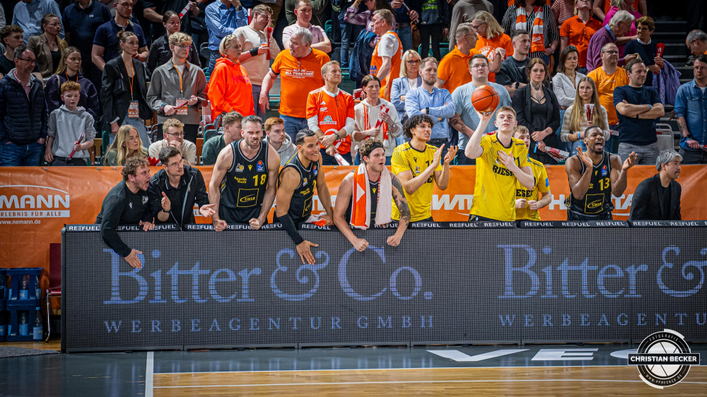 1. Basketball Bundesliga, easyCredit BBL, Saison 2024/2025, Herren, Hauptrunde, 26. Spieltag, 28.03.2025, RASTA Vechta - MHP Riesen Ludwigsburg
Das Team der MHP Riesen Ludwigsburg zeigt Emotionen w&auml;hrend der Partie
Schlüsselwörter: 1. Bundesliga;26. Spieltag;28.03.2025;BBL;Basketball;Hauptrunde;Liga;Ludwigsburg;MHP;RASTA;RASTA Dome;RIESEN;Saison 2024/2025;Vechta;easycredit