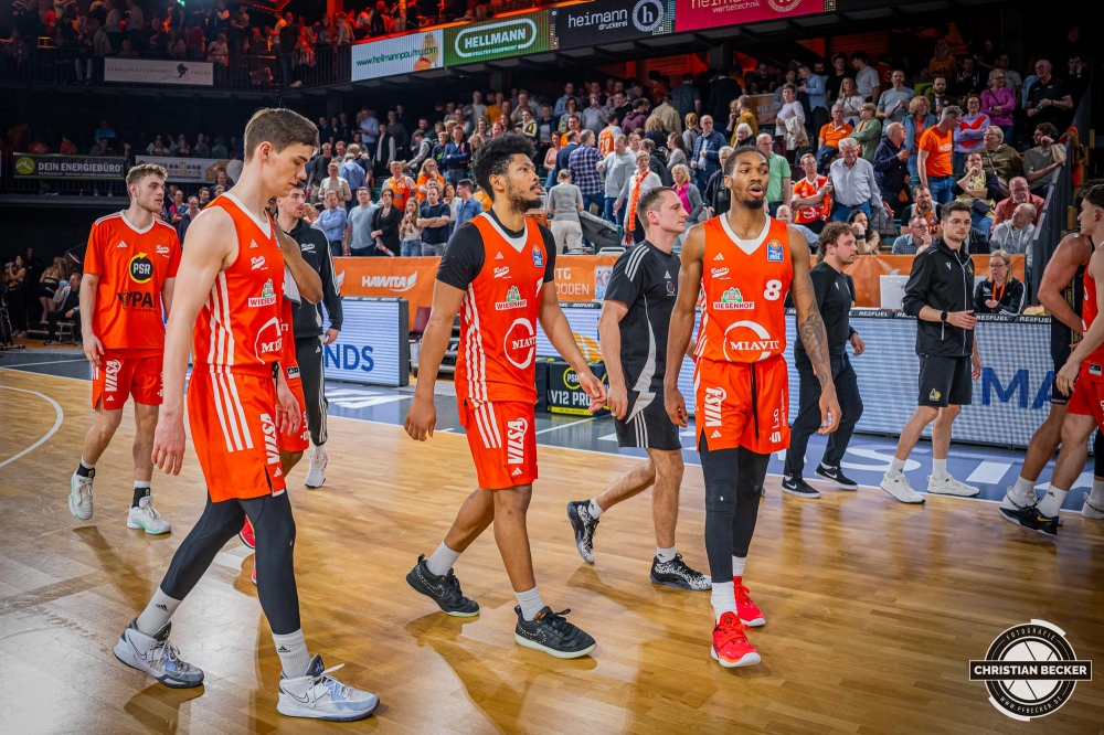 1. Basketball Bundesliga, easyCredit BBL, Saison 2024/2025, Herren, Hauptrunde, 26. Spieltag, 28.03.2025, RASTA Vechta - MHP Riesen Ludwigsburg
Das Team von RASTA Vechta nach der Partie
Schlüsselwörter: 1. Bundesliga;26. Spieltag;28.03.2025;BBL;Basketball;Hauptrunde;Liga;Ludwigsburg;MHP;RASTA;RASTA Dome;RIESEN;Saison 2024/2025;Vechta;easycredit