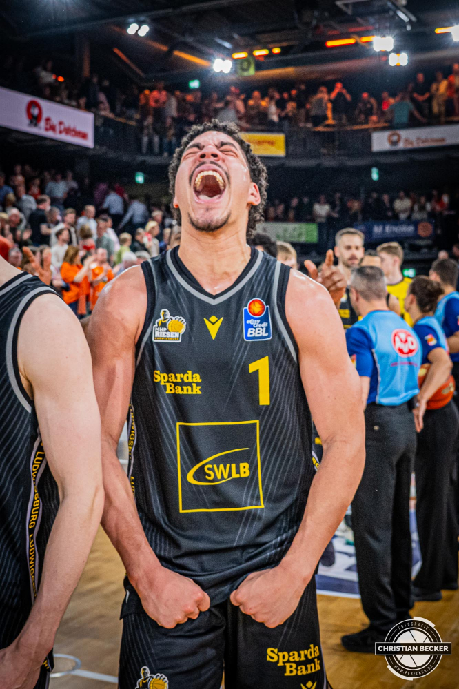 1. Basketball Bundesliga, easyCredit BBL, Saison 2024/2025, Herren, Hauptrunde, 26. Spieltag, 28.03.2025, RASTA Vechta - MHP Riesen Ludwigsburg
Joel Scott (#1 - MHP Riesen Ludwigsburg) zeigt Emotionen nach der Partie
Schlüsselwörter: 1. Bundesliga;26. Spieltag;28.03.2025;BBL;Basketball;Hauptrunde;Liga;Ludwigsburg;MHP;RASTA;RASTA Dome;RIESEN;Saison 2024/2025;Vechta;easycredit