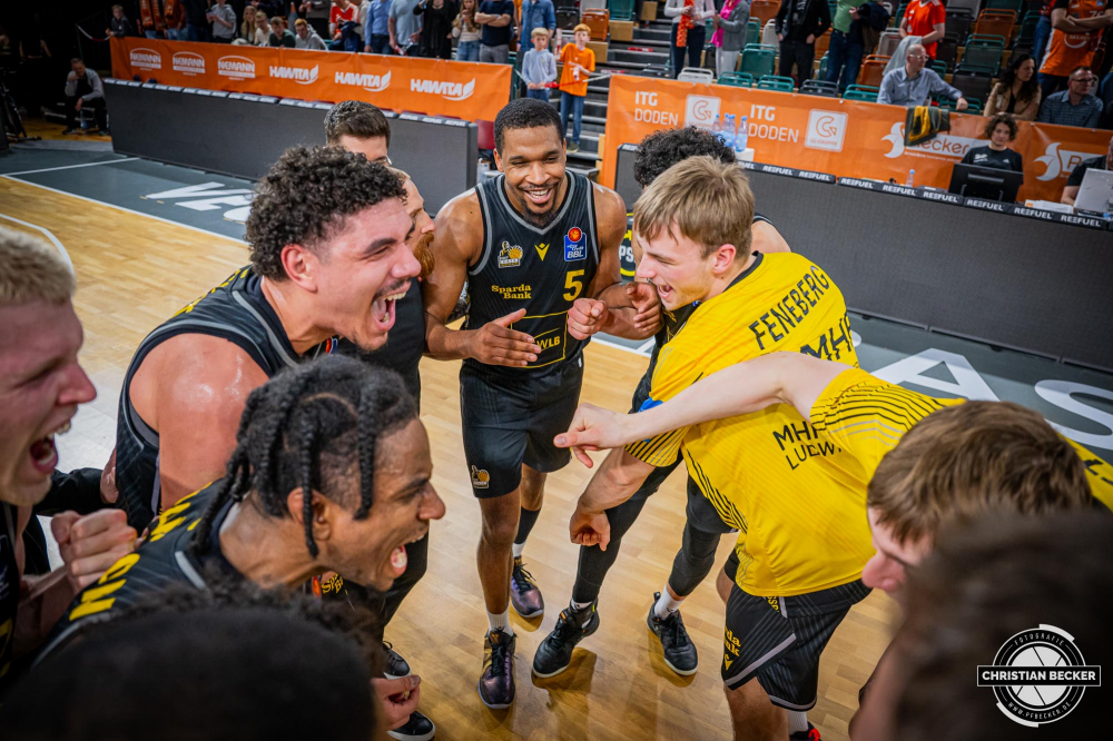 1. Basketball Bundesliga, easyCredit BBL, Saison 2024/2025, Herren, Hauptrunde, 26. Spieltag, 28.03.2025, RASTA Vechta - MHP Riesen Ludwigsburg
Das Team der MHP Riesen Ludwigsburg zeigt Emotionen nach der Partie
Schlüsselwörter: 1. Bundesliga;26. Spieltag;28.03.2025;BBL;Basketball;Hauptrunde;Liga;Ludwigsburg;MHP;RASTA;RASTA Dome;RIESEN;Saison 2024/2025;Vechta;easycredit