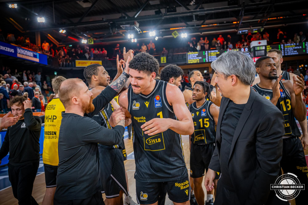 1. Basketball Bundesliga, easyCredit BBL, Saison 2024/2025, Herren, Hauptrunde, 26. Spieltag, 28.03.2025, RASTA Vechta - MHP Riesen Ludwigsburg
Joel Scott (#1 - MHP Riesen Ludwigsburg) nach der Partie
Schlüsselwörter: 1. Bundesliga;26. Spieltag;28.03.2025;BBL;Basketball;Hauptrunde;Liga;Ludwigsburg;MHP;RASTA;RASTA Dome;RIESEN;Saison 2024/2025;Vechta;easycredit