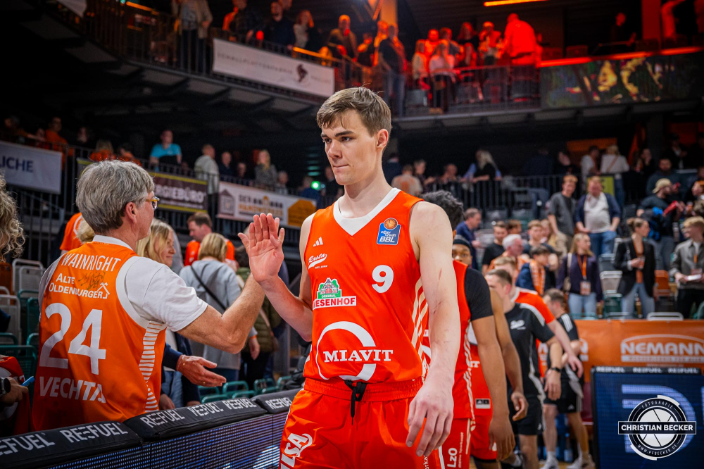 1. Basketball Bundesliga, easyCredit BBL, Saison 2024/2025, Herren, Hauptrunde, 26. Spieltag, 28.03.2025, RASTA Vechta - MHP Riesen Ludwigsburg
Joschka Ferner (#9 - RASTA Vechta) nach der Partie
Schlüsselwörter: 1. Bundesliga;26. Spieltag;28.03.2025;BBL;Basketball;Hauptrunde;Liga;Ludwigsburg;MHP;RASTA;RASTA Dome;RIESEN;Saison 2024/2025;Vechta;easycredit