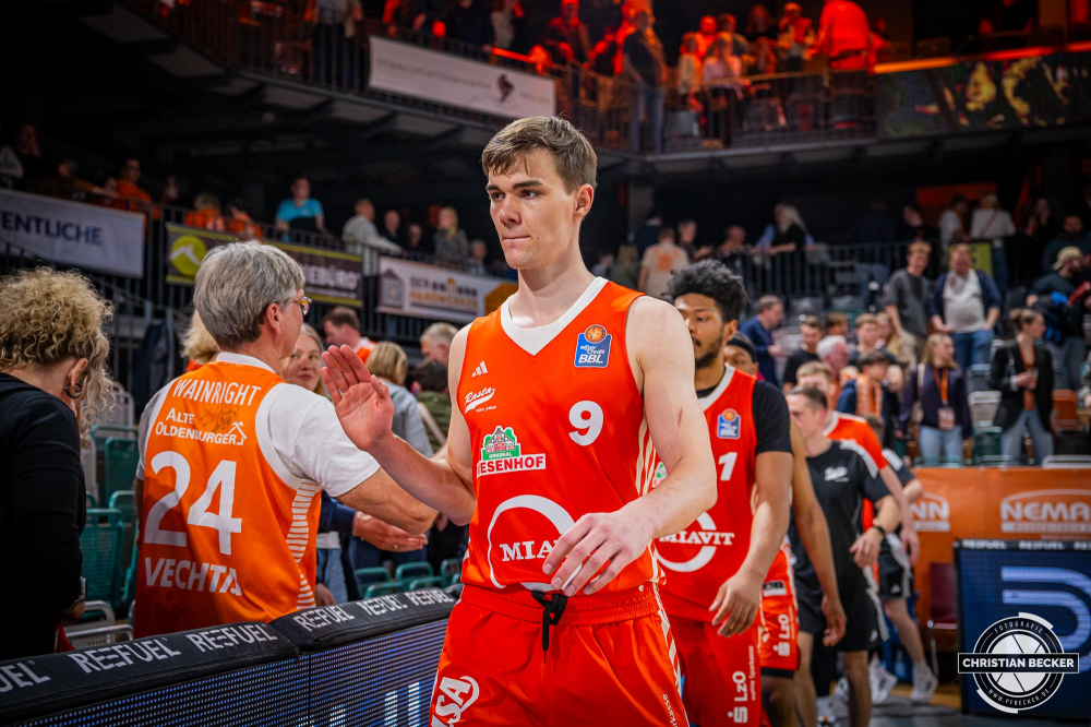 1. Basketball Bundesliga, easyCredit BBL, Saison 2024/2025, Herren, Hauptrunde, 26. Spieltag, 28.03.2025, RASTA Vechta - MHP Riesen Ludwigsburg
Joschka Ferner (#9 - RASTA Vechta) nach der Partie
Schlüsselwörter: 1. Bundesliga;26. Spieltag;28.03.2025;BBL;Basketball;Hauptrunde;Liga;Ludwigsburg;MHP;RASTA;RASTA Dome;RIESEN;Saison 2024/2025;Vechta;easycredit