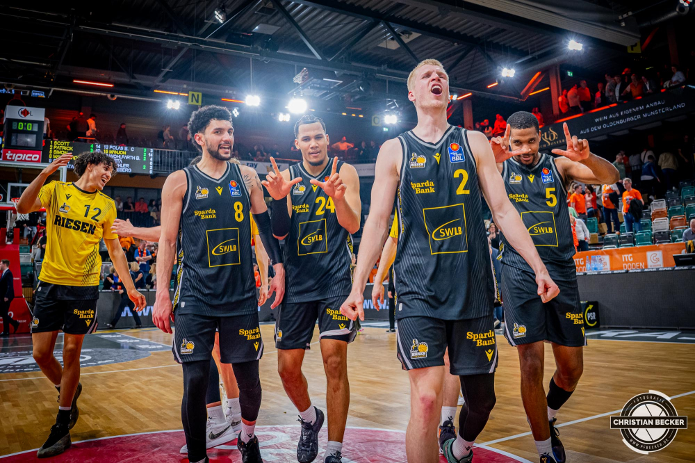 1. Basketball Bundesliga, easyCredit BBL, Saison 2024/2025, Herren, Hauptrunde, 26. Spieltag, 28.03.2025, RASTA Vechta - MHP Riesen Ludwigsburg
Das Team der MHP Riesen Ludwigsburg zeigt Emotionen nach der Partie
Schlüsselwörter: 1. Bundesliga;26. Spieltag;28.03.2025;BBL;Basketball;Hauptrunde;Liga;Ludwigsburg;MHP;RASTA;RASTA Dome;RIESEN;Saison 2024/2025;Vechta;easycredit