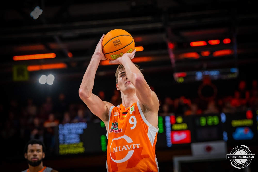 2. Basketball Bundesliga, Hauptrunde, 2. Spieltag, 09.10.22, RASTA Vechta - Eisb&auml;ren Bremerhaven
#9, Joschka Ferner (GER), Forward bei RASTA Vechta w&auml;hrend der Partie zwischen RASTA Vechta und Eisb&auml;ren Bremerhaven
Schlüsselwörter: 09.10.22;2. Bundesliga;2. Spieltag;Barmer;Basketball;Bremerhaven;Eisb&auml;ren;Hauptrunde;Liga;RASTA;RASTA Dome;Saison 2022/2023;Vechta