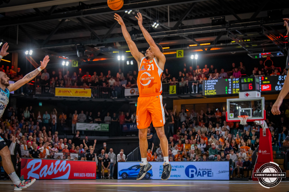 2. Basketball Bundesliga, Hauptrunde, 2. Spieltag, 09.10.22, RASTA Vechta - Eisb&auml;ren Bremerhaven
#21, Joel Aminu (GER), Guard bei RASTA Vechta beim Jumpshot w&auml;hrend der Partie zwischen RASTA Vechta und Eisb&auml;ren Bremerhaven
Schlüsselwörter: 09.10.22;2. Bundesliga;2. Spieltag;Barmer;Basketball;Bremerhaven;Eisb&auml;ren;Hauptrunde;Liga;RASTA;RASTA Dome;Saison 2022/2023;Vechta