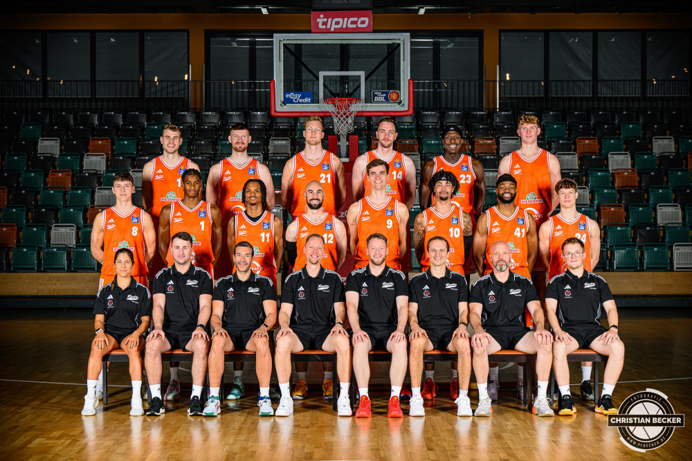 1. Basketball Bundesliga, easyCredit BBL, Saison 2025/2026, Herren, Teamshooting, Shooting, 25.08.2025, RASTA Vechta -  Teamshooting BBL
Hintere Reihe von links: Linus Trettin, Luc van Slooten, Lars Thiemann, Philipp Herkenhoff, Malcolm Dandridge, Fynn LastringMittlere Reihe von links: Dominik Dolic, Elijah Ndi, Alonzo Verge, Tommy Kuhse, Joschka Ferner, Tevin Brown, Lloyd Pandi, Roy KrupnikasVordere Reihe von links: Bea Santos, Hendrik Rahe, Miguel Zapata, Christian Held, Marius Graf, Domenik Theodorou, Marcus Lindner, Max Plate
Schlüsselwörter: 1.Liga;25.08.2025;BBL;Basketball;Bundesliga;Liga;RASTA;RASTA Dome;Saison 2025/2026;Shooting;Teamshooting;Vechta;easycredit