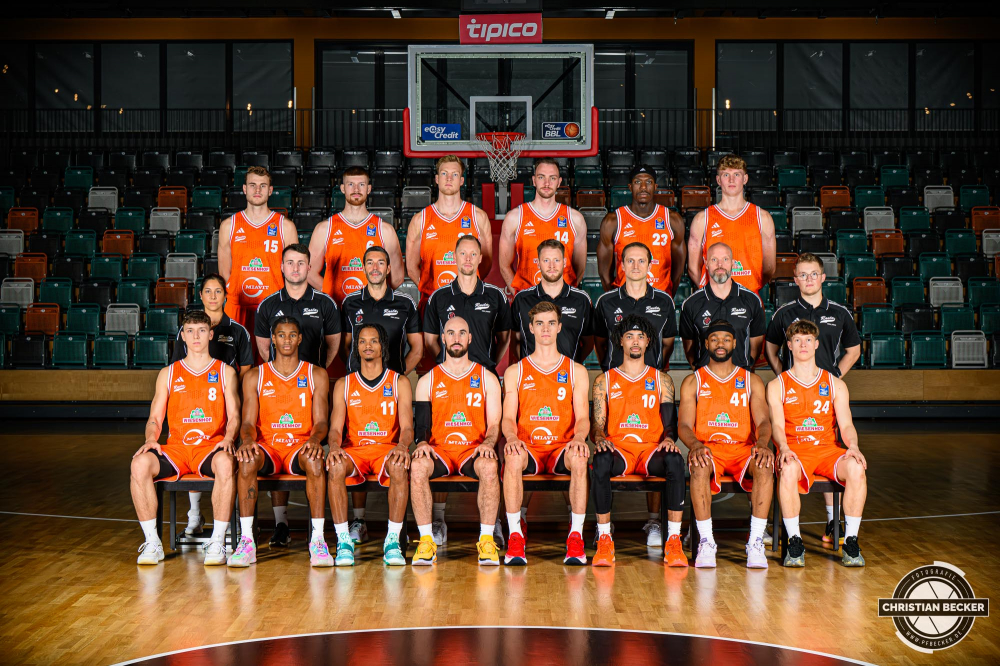1. Basketball Bundesliga, easyCredit BBL, Saison 2025/2026, Herren, Teamshooting, Shooting, 25.08.2025, RASTA Vechta -  Teamshooting BBL
Hintere Reihe von links: Linus Trettin, Luc van Slooten, Lars Thiemann, Philipp Herkenhoff, Malcolm Dandridge, Fynn LastringMittlere Reihe von links: Bea Santos, Hendrik Rahe, Miguel Zapata, Christian Held, Marius Graf, Domenik Theodorou, Marcus Lindner, Max PlateVordere Reihe von links: Dominik Dolic, Elijah Ndi, Alonzo Verge, Tommy Kuhse, Joschka Ferner, Tevin Brown, Lloyd Pandi, Roy Krupnikas
Schlüsselwörter: 1.Liga;25.08.2025;BBL;Basketball;Bundesliga;Liga;RASTA;RASTA Dome;Saison 2025/2026;Shooting;Teamshooting;Vechta;easycredit