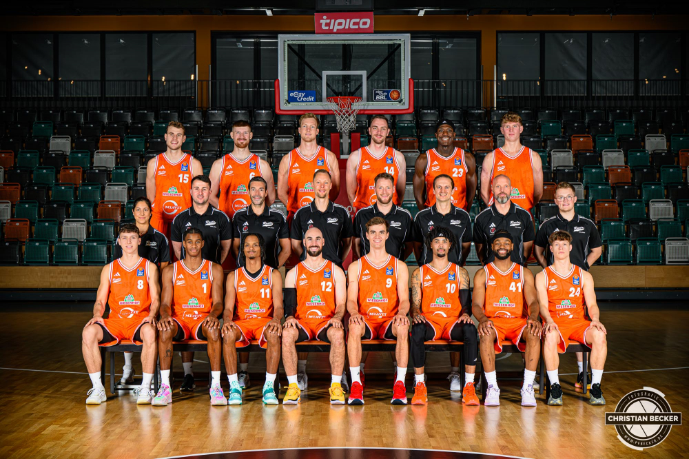 1. Basketball Bundesliga, easyCredit BBL, Saison 2025/2026, Herren, Teamshooting, Shooting, 25.08.2025, RASTA Vechta -  Teamshooting BBL
Hintere Reihe von links: Linus Trettin, Luc van Slooten, Lars Thiemann, Philipp Herkenhoff, Malcolm Dandridge, Fynn LastringMittlere Reihe von links: Bea Santos, Hendrik Rahe, Miguel Zapata, Christian Held, Marius Graf, Domenik Theodorou, Marcus Lindner, Max PlateVordere Reihe von links: Dominik Dolic, Elijah Ndi, Alonzo Verge, Tommy Kuhse, Joschka Ferner, Tevin Brown, Lloyd Pandi, Roy Krupnikas
Schlüsselwörter: 1.Liga;25.08.2025;BBL;Basketball;Bundesliga;Liga;RASTA;RASTA Dome;Saison 2025/2026;Shooting;Teamshooting;Vechta;easycredit