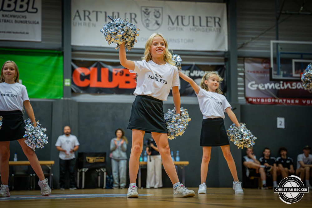 1. Basketball Bundesliga, easyCredit BBL, Saison 2025/2026, Herren, Testspiel, Vorbereitung, 06.09.2025, RASTA Vechta - Telekom Baskets Bonn
Mini Marleys (Cheerleader - RASTA Vechta)
Schlüsselwörter: 06.09.2025;1. Bundesliga;BBL;Basketball;Baskets;Bonn;Liga;RASTA;RASTA Dome;Saison 2025/2026;Telekom;Testspiel;Vechta;Vorbereitung;easycredit