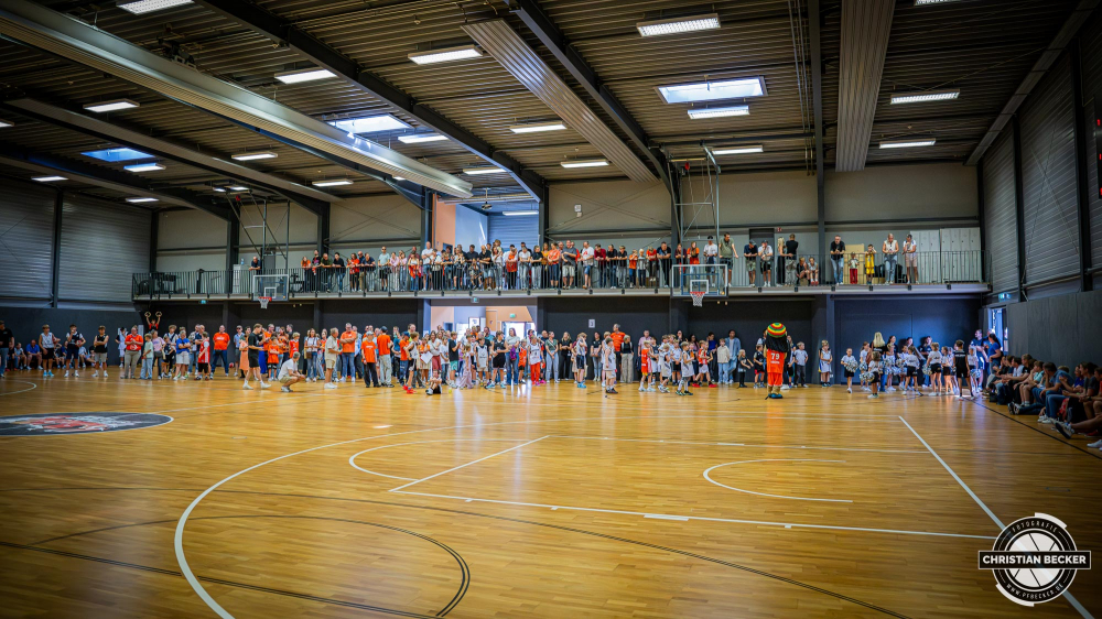 1. Basketball Bundesliga, easyCredit BBL, Saison 2025/2026, Herren, Testspiel, Vorbereitung, 06.09.2025, RASTA Vechta - Telekom Baskets Bonn
Die Fans von RASTA Vechta w&auml;hrend der Teampr&auml;sentation f&uuml;r die Saison 2025/2026
Schlüsselwörter: 06.09.2025;1. Bundesliga;BBL;Basketball;Baskets;Bonn;Liga;RASTA;RASTA Dome;Saison 2025/2026;Telekom;Testspiel;Vechta;Vorbereitung;easycredit