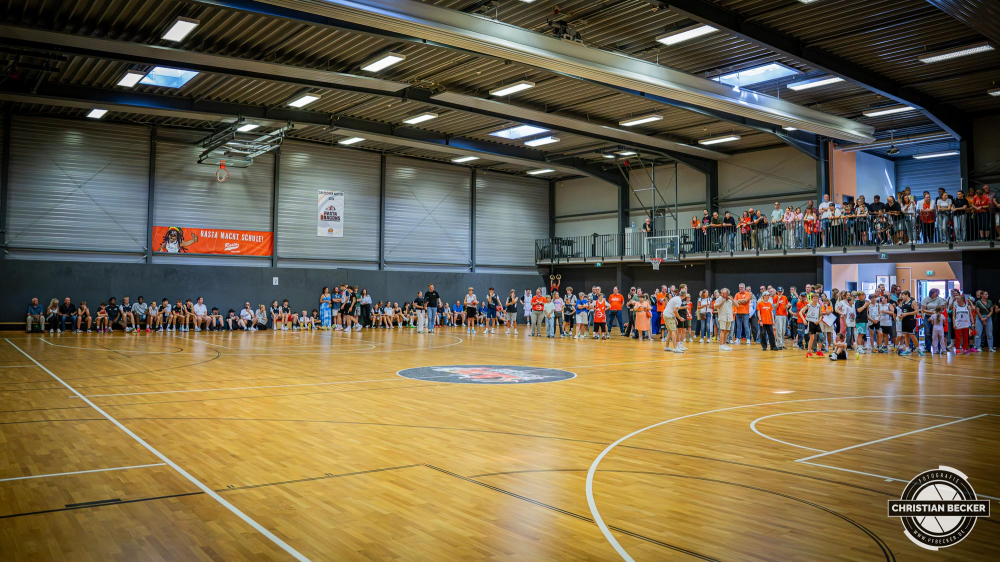 1. Basketball Bundesliga, easyCredit BBL, Saison 2025/2026, Herren, Testspiel, Vorbereitung, 06.09.2025, RASTA Vechta - Telekom Baskets Bonn
Die Fans von RASTA Vechta w&auml;hrend der Teampr&auml;sentation f&uuml;r die Saison 2025/2026
Schlüsselwörter: 06.09.2025;1. Bundesliga;BBL;Basketball;Baskets;Bonn;Liga;RASTA;RASTA Dome;Saison 2025/2026;Telekom;Testspiel;Vechta;Vorbereitung;easycredit