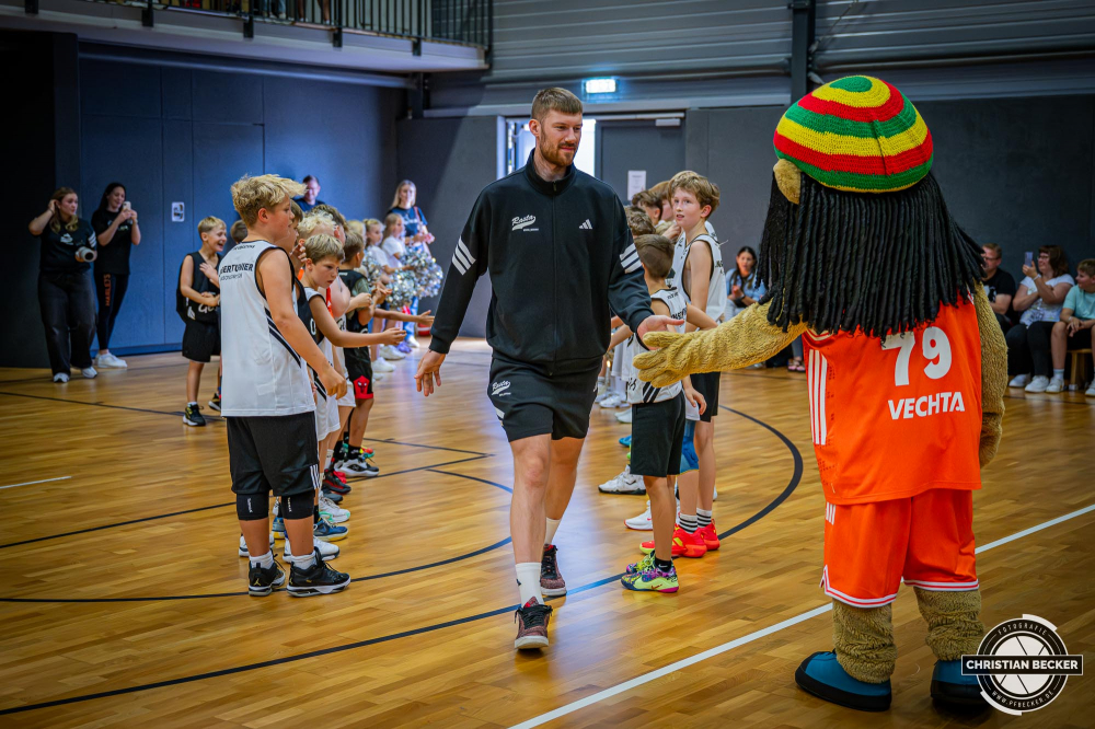 1. Basketball Bundesliga, easyCredit BBL, Saison 2025/2026, Herren, Testspiel, Vorbereitung, 06.09.2025, RASTA Vechta - Telekom Baskets Bonn
Luc van Slooten (#6 - RASTA Vechta) bei der Teampr&auml;sentation 2025/2026
Schlüsselwörter: 06.09.2025;1. Bundesliga;BBL;Basketball;Baskets;Bonn;Liga;RASTA;RASTA Dome;Saison 2025/2026;Telekom;Testspiel;Vechta;Vorbereitung;easycredit