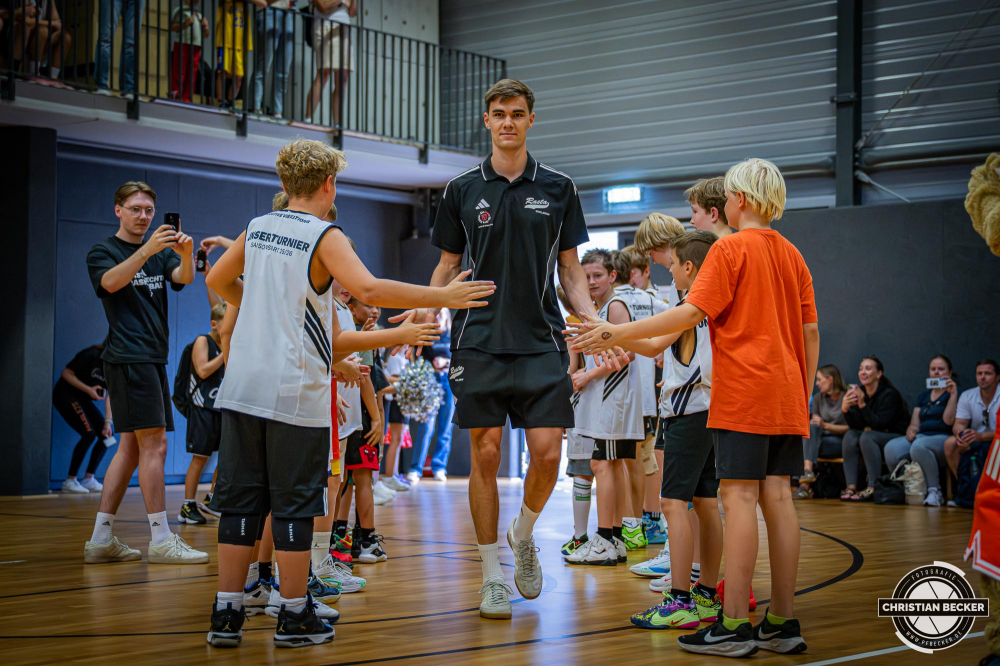 1. Basketball Bundesliga, easyCredit BBL, Saison 2025/2026, Herren, Testspiel, Vorbereitung, 06.09.2025, RASTA Vechta - Telekom Baskets Bonn
Joschka Ferner (#9 - RASTA Vechta) bei der Teampr&auml;sentation 2025/2026
Schlüsselwörter: 06.09.2025;1. Bundesliga;BBL;Basketball;Baskets;Bonn;Liga;RASTA;RASTA Dome;Saison 2025/2026;Telekom;Testspiel;Vechta;Vorbereitung;easycredit