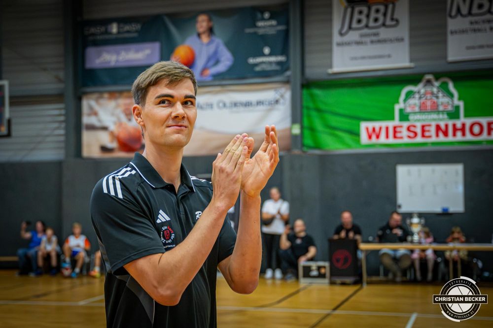 1. Basketball Bundesliga, easyCredit BBL, Saison 2025/2026, Herren, Testspiel, Vorbereitung, 06.09.2025, RASTA Vechta - Telekom Baskets Bonn
Joschka Ferner (#9 - RASTA Vechta) bei der Teampr&auml;sentation 2025/2026
Schlüsselwörter: 06.09.2025;1. Bundesliga;BBL;Basketball;Baskets;Bonn;Liga;RASTA;RASTA Dome;Saison 2025/2026;Telekom;Testspiel;Vechta;Vorbereitung;easycredit