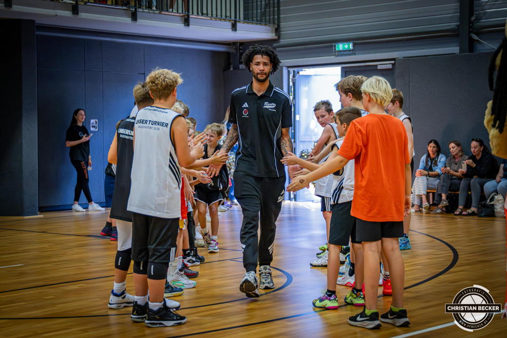 1. Basketball Bundesliga, easyCredit BBL, Saison 2025/2026, Herren, Testspiel, Vorbereitung, 06.09.2025, RASTA Vechta - Telekom Baskets Bonn
Tevin Brown (#10 - RASTA Vechta) bei der Teampr&auml;sentation 2025/2026
Schlüsselwörter: 06.09.2025;1. Bundesliga;BBL;Basketball;Baskets;Bonn;Liga;RASTA;RASTA Dome;Saison 2025/2026;Telekom;Testspiel;Vechta;Vorbereitung;easycredit