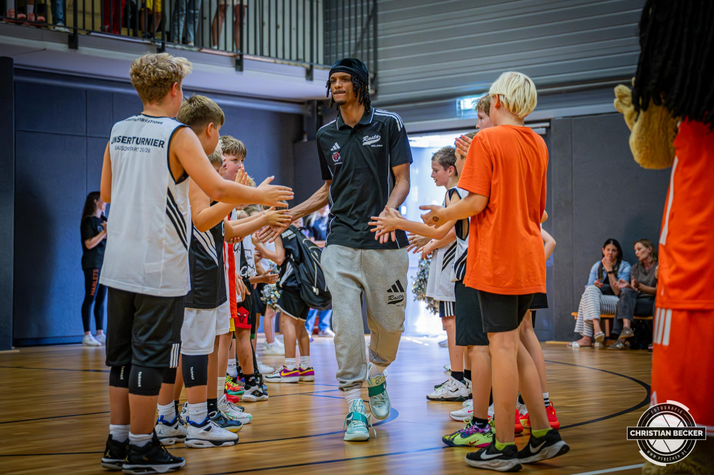 1. Basketball Bundesliga, easyCredit BBL, Saison 2025/2026, Herren, Testspiel, Vorbereitung, 06.09.2025, RASTA Vechta - Telekom Baskets Bonn
Alonzo Verge (#11 - RASTA Vechta) bei der Teampr&auml;sentation 2025/2026
Schlüsselwörter: 06.09.2025;1. Bundesliga;BBL;Basketball;Baskets;Bonn;Liga;RASTA;RASTA Dome;Saison 2025/2026;Telekom;Testspiel;Vechta;Vorbereitung;easycredit