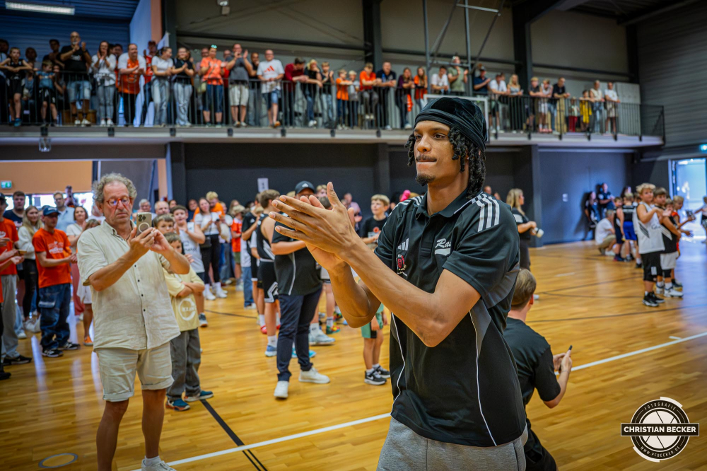 1. Basketball Bundesliga, easyCredit BBL, Saison 2025/2026, Herren, Testspiel, Vorbereitung, 06.09.2025, RASTA Vechta - Telekom Baskets Bonn
Alonzo Verge (#11 - RASTA Vechta) bei der Teampr&auml;sentation 2025/2026
Schlüsselwörter: 06.09.2025;1. Bundesliga;BBL;Basketball;Baskets;Bonn;Liga;RASTA;RASTA Dome;Saison 2025/2026;Telekom;Testspiel;Vechta;Vorbereitung;easycredit