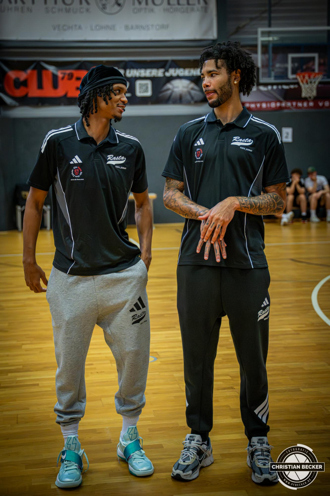 1. Basketball Bundesliga, easyCredit BBL, Saison 2025/2026, Herren, Testspiel, Vorbereitung, 06.09.2025, RASTA Vechta - Telekom Baskets Bonn
Tevin Brown (#10 - RASTA Vechta) und Alonzo Verge (#11 - RASTA Vechta) bei der Teampr&auml;sentation 2025/2026
Schlüsselwörter: 06.09.2025;1. Bundesliga;BBL;Basketball;Baskets;Bonn;Liga;RASTA;RASTA Dome;Saison 2025/2026;Telekom;Testspiel;Vechta;Vorbereitung;easycredit