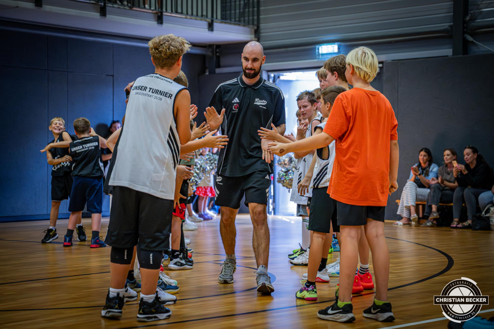 1. Basketball Bundesliga, easyCredit BBL, Saison 2025/2026, Herren, Testspiel, Vorbereitung, 06.09.2025, RASTA Vechta - Telekom Baskets Bonn
Tommy Kuhse (#12 - RASTA Vechta) bei der Teampr&auml;sentation 2025/2026
Schlüsselwörter: 06.09.2025;1. Bundesliga;BBL;Basketball;Baskets;Bonn;Liga;RASTA;RASTA Dome;Saison 2025/2026;Telekom;Testspiel;Vechta;Vorbereitung;easycredit