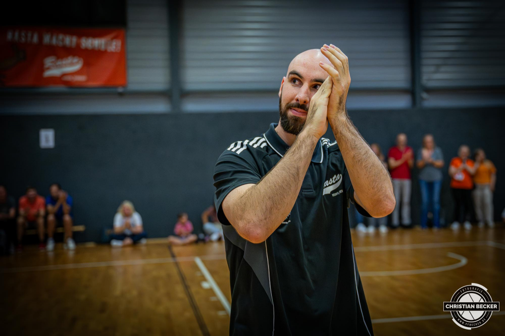 1. Basketball Bundesliga, easyCredit BBL, Saison 2025/2026, Herren, Testspiel, Vorbereitung, 06.09.2025, RASTA Vechta - Telekom Baskets Bonn
Tommy Kuhse (#12 - RASTA Vechta) bei der Teampr&auml;sentation 2025/2026
Schlüsselwörter: 06.09.2025;1. Bundesliga;BBL;Basketball;Baskets;Bonn;Liga;RASTA;RASTA Dome;Saison 2025/2026;Telekom;Testspiel;Vechta;Vorbereitung;easycredit