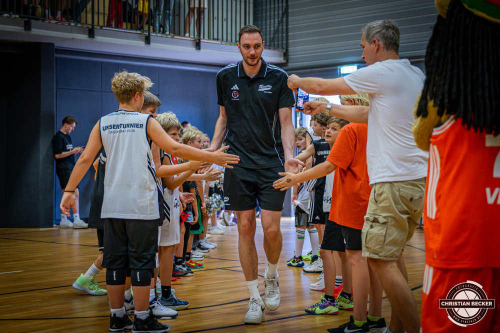 1. Basketball Bundesliga, easyCredit BBL, Saison 2025/2026, Herren, Testspiel, Vorbereitung, 06.09.2025, RASTA Vechta - Telekom Baskets Bonn
Philipp Herkenhoff (#14 - RASTA Vechta) bei der Teampr&auml;sentation 2025/2026
Schlüsselwörter: 06.09.2025;1. Bundesliga;BBL;Basketball;Baskets;Bonn;Liga;RASTA;RASTA Dome;Saison 2025/2026;Telekom;Testspiel;Vechta;Vorbereitung;easycredit