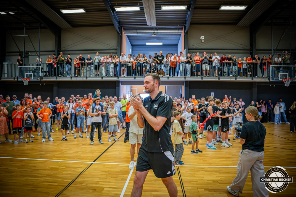 1. Basketball Bundesliga, easyCredit BBL, Saison 2025/2026, Herren, Testspiel, Vorbereitung, 06.09.2025, RASTA Vechta - Telekom Baskets Bonn
Philipp Herkenhoff (#14 - RASTA Vechta) bei der Teampr&auml;sentation 2025/2026
Schlüsselwörter: 06.09.2025;1. Bundesliga;BBL;Basketball;Baskets;Bonn;Liga;RASTA;RASTA Dome;Saison 2025/2026;Telekom;Testspiel;Vechta;Vorbereitung;easycredit