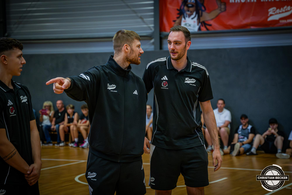 1. Basketball Bundesliga, easyCredit BBL, Saison 2025/2026, Herren, Testspiel, Vorbereitung, 06.09.2025, RASTA Vechta - Telekom Baskets Bonn
Luc van Slooten (#6 - RASTA Vechta) und Philipp Herkenhoff (#14 - RASTA Vechta) bei der Teampr&auml;sentation 2025/2026
Schlüsselwörter: 06.09.2025;1. Bundesliga;BBL;Basketball;Baskets;Bonn;Liga;RASTA;RASTA Dome;Saison 2025/2026;Telekom;Testspiel;Vechta;Vorbereitung;easycredit