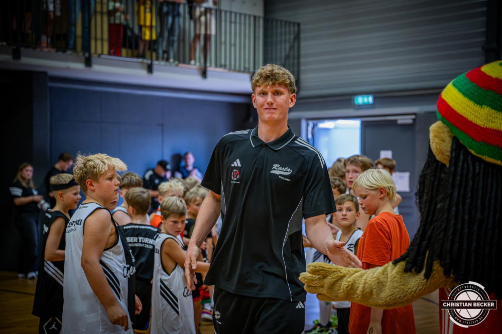 1. Basketball Bundesliga, easyCredit BBL, Saison 2025/2026, Herren, Testspiel, Vorbereitung, 06.09.2025, RASTA Vechta - Telekom Baskets Bonn
Fynn Lastring (#16 - RASTA Vechta) bei der Teampr&auml;sentation 2025/2026
Schlüsselwörter: 06.09.2025;1. Bundesliga;BBL;Basketball;Baskets;Bonn;Liga;RASTA;RASTA Dome;Saison 2025/2026;Telekom;Testspiel;Vechta;Vorbereitung;easycredit