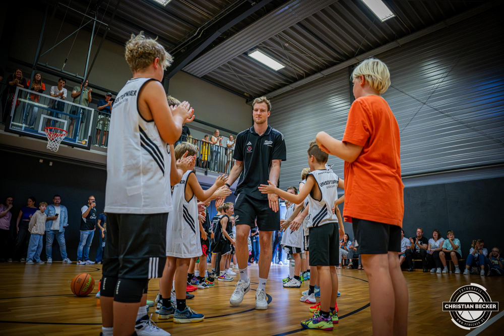 1. Basketball Bundesliga, easyCredit BBL, Saison 2025/2026, Herren, Testspiel, Vorbereitung, 06.09.2025, RASTA Vechta - Telekom Baskets Bonn
Lars Thiemann (#21 - RASTA Vechta) bei der Teampr&auml;sentation 2025/2026
Schlüsselwörter: 06.09.2025;1. Bundesliga;BBL;Basketball;Baskets;Bonn;Liga;RASTA;RASTA Dome;Saison 2025/2026;Telekom;Testspiel;Vechta;Vorbereitung;easycredit