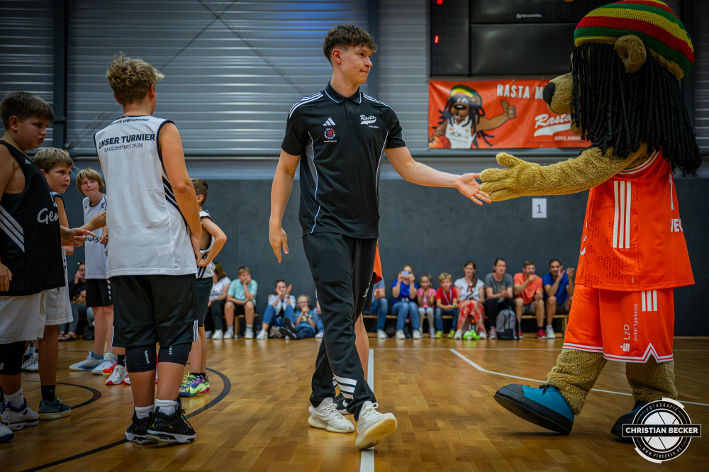 1. Basketball Bundesliga, easyCredit BBL, Saison 2025/2026, Herren, Testspiel, Vorbereitung, 06.09.2025, RASTA Vechta - Telekom Baskets Bonn
Roy Krupnikas (#24 - RASTA Vechta) bei der Teampr&auml;sentation 2025/2026
Schlüsselwörter: 06.09.2025;1. Bundesliga;BBL;Basketball;Baskets;Bonn;Liga;RASTA;RASTA Dome;Saison 2025/2026;Telekom;Testspiel;Vechta;Vorbereitung;easycredit