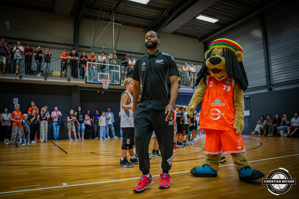 1. Basketball Bundesliga, easyCredit BBL, Saison 2025/2026, Herren, Testspiel, Vorbereitung, 06.09.2025, RASTA Vechta - Telekom Baskets Bonn
Lloyd Pandi (#41 - RASTA Vechta) bei der Teampr&auml;sentation 2025/2026
Schlüsselwörter: 06.09.2025;1. Bundesliga;BBL;Basketball;Baskets;Bonn;Liga;RASTA;RASTA Dome;Saison 2025/2026;Telekom;Testspiel;Vechta;Vorbereitung;easycredit