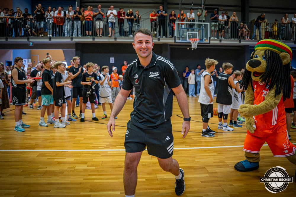 1. Basketball Bundesliga, easyCredit BBL, Saison 2025/2026, Herren, Testspiel, Vorbereitung, 06.09.2025, RASTA Vechta - Telekom Baskets Bonn
Hendrik Rahe (Physiotherapeut - RASTA Vechta) bei der Teampr&auml;sentation 2025/2026
Schlüsselwörter: 06.09.2025;1. Bundesliga;BBL;Basketball;Baskets;Bonn;Liga;RASTA;RASTA Dome;Saison 2025/2026;Telekom;Testspiel;Vechta;Vorbereitung;easycredit