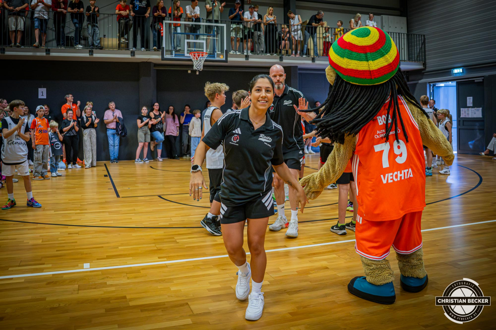 1. Basketball Bundesliga, easyCredit BBL, Saison 2025/2026, Herren, Testspiel, Vorbereitung, 06.09.2025, RASTA Vechta - Telekom Baskets Bonn
Bea Santos (Physiotherapeutin - RASTA Vechta) bei der Teampr&auml;sentation 2025/2026
Schlüsselwörter: 06.09.2025;1. Bundesliga;BBL;Basketball;Baskets;Bonn;Liga;RASTA;RASTA Dome;Saison 2025/2026;Telekom;Testspiel;Vechta;Vorbereitung;easycredit