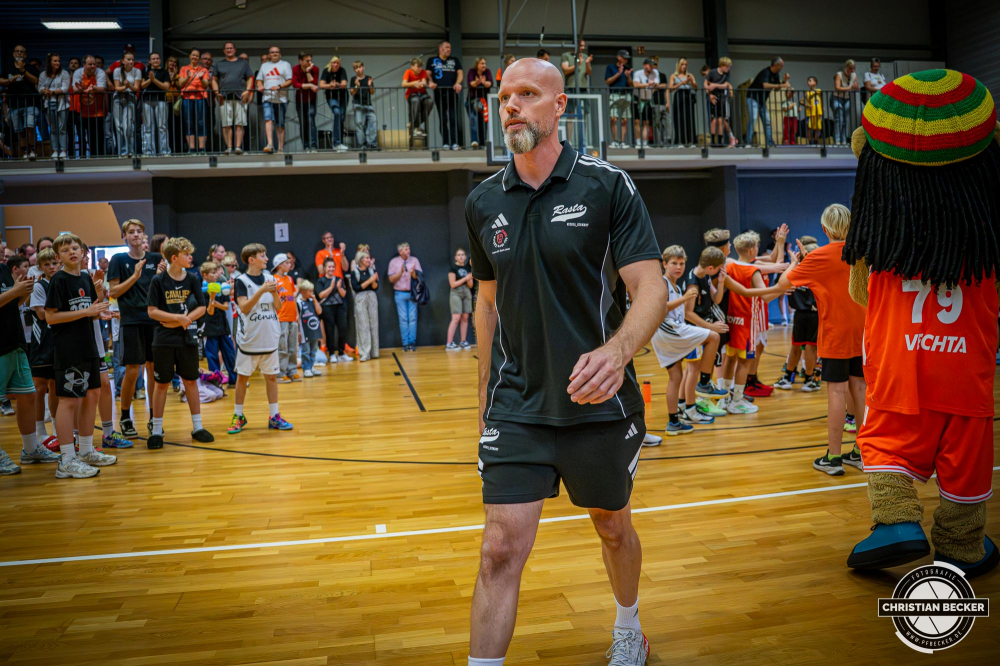 1. Basketball Bundesliga, easyCredit BBL, Saison 2025/2026, Herren, Testspiel, Vorbereitung, 06.09.2025, RASTA Vechta - Telekom Baskets Bonn
Marcus Lindner (Athletic Coach - RASTA Vechta) bei der Teampr&auml;sentation 2025/2026
Schlüsselwörter: 06.09.2025;1. Bundesliga;BBL;Basketball;Baskets;Bonn;Liga;RASTA;RASTA Dome;Saison 2025/2026;Telekom;Testspiel;Vechta;Vorbereitung;easycredit