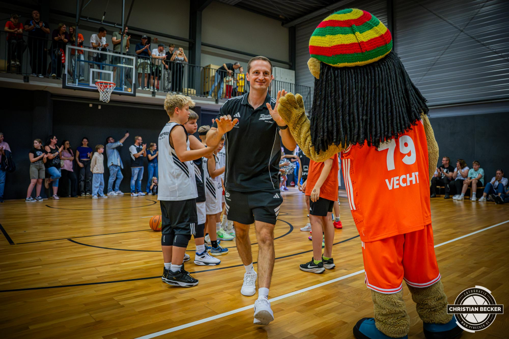 1. Basketball Bundesliga, easyCredit BBL, Saison 2025/2026, Herren, Testspiel, Vorbereitung, 06.09.2025, RASTA Vechta - Telekom Baskets Bonn
Domenik Theodorou (Athletic Coach - RASTA Vechta) bei der Teampr&auml;sentation 2025/2026
Schlüsselwörter: 06.09.2025;1. Bundesliga;BBL;Basketball;Baskets;Bonn;Liga;RASTA;RASTA Dome;Saison 2025/2026;Telekom;Testspiel;Vechta;Vorbereitung;easycredit