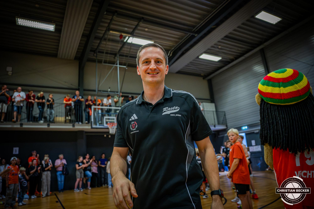 1. Basketball Bundesliga, easyCredit BBL, Saison 2025/2026, Herren, Testspiel, Vorbereitung, 06.09.2025, RASTA Vechta - Telekom Baskets Bonn
Domenik Theodorou (Athletic Coach - RASTA Vechta) bei der Teampr&auml;sentation 2025/2026
Schlüsselwörter: 06.09.2025;1. Bundesliga;BBL;Basketball;Baskets;Bonn;Liga;RASTA;RASTA Dome;Saison 2025/2026;Telekom;Testspiel;Vechta;Vorbereitung;easycredit