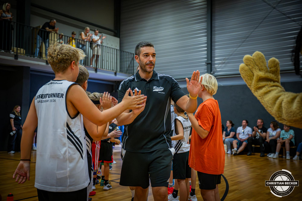 1. Basketball Bundesliga, easyCredit BBL, Saison 2025/2026, Herren, Testspiel, Vorbereitung, 06.09.2025, RASTA Vechta - Telekom Baskets Bonn
Miguel Zapata (Assistent Coach - RASTA Vechta) bei der Teampr&auml;sentation 2025/2026
Schlüsselwörter: 06.09.2025;1. Bundesliga;BBL;Basketball;Baskets;Bonn;Liga;RASTA;RASTA Dome;Saison 2025/2026;Telekom;Testspiel;Vechta;Vorbereitung;easycredit