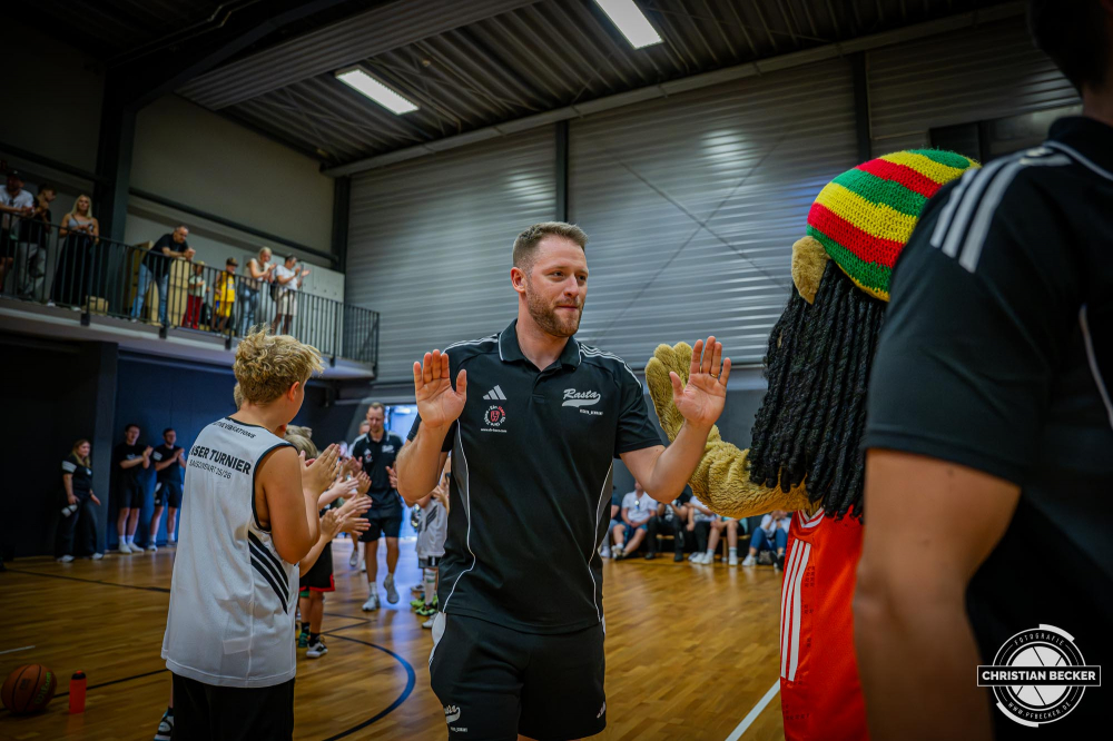 1. Basketball Bundesliga, easyCredit BBL, Saison 2025/2026, Herren, Testspiel, Vorbereitung, 06.09.2025, RASTA Vechta - Telekom Baskets Bonn
Marius Graf (Assistent Coach - RASTA Vechta) bei der Teampr&auml;sentation 2025/2026
Schlüsselwörter: 06.09.2025;1. Bundesliga;BBL;Basketball;Baskets;Bonn;Liga;RASTA;RASTA Dome;Saison 2025/2026;Telekom;Testspiel;Vechta;Vorbereitung;easycredit