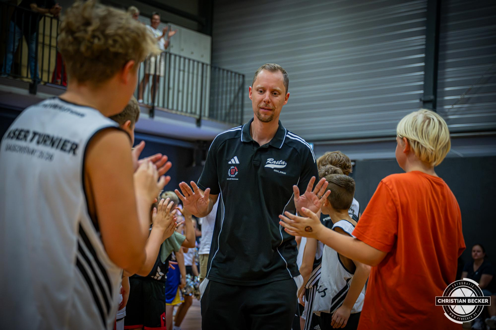 1. Basketball Bundesliga, easyCredit BBL, Saison 2025/2026, Herren, Testspiel, Vorbereitung, 06.09.2025, RASTA Vechta - Telekom Baskets Bonn
Christian Held (Headcoach - RASTA Vechta) bei der Teampr&auml;sentation 2025/2026
Schlüsselwörter: 06.09.2025;1. Bundesliga;BBL;Basketball;Baskets;Bonn;Liga;RASTA;RASTA Dome;Saison 2025/2026;Telekom;Testspiel;Vechta;Vorbereitung;easycredit