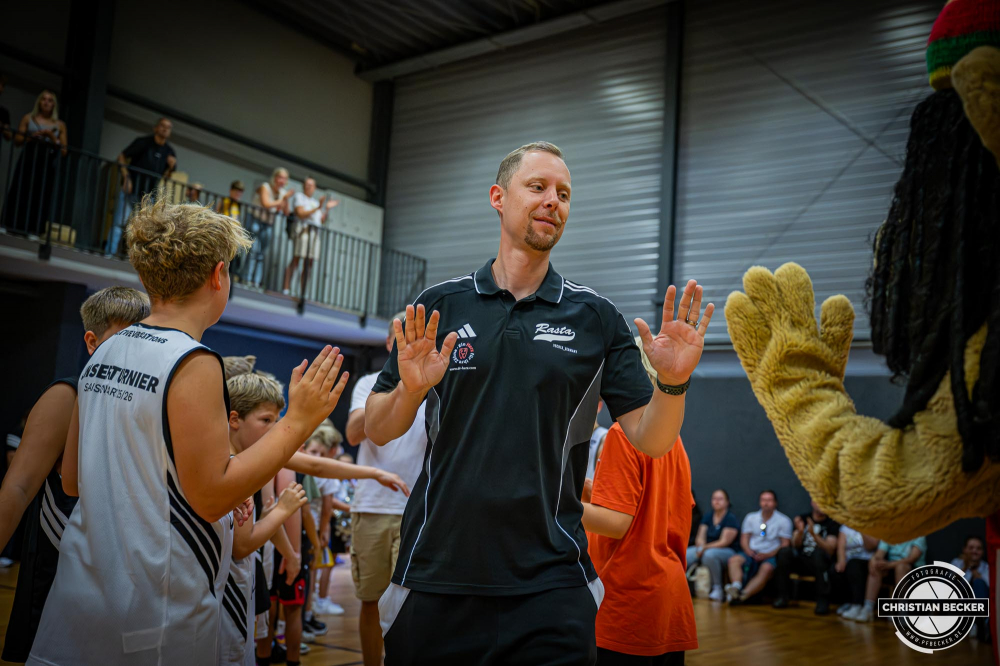 1. Basketball Bundesliga, easyCredit BBL, Saison 2025/2026, Herren, Testspiel, Vorbereitung, 06.09.2025, RASTA Vechta - Telekom Baskets Bonn
Christian Held (Headcoach - RASTA Vechta) bei der Teampr&auml;sentation 2025/2026
Schlüsselwörter: 06.09.2025;1. Bundesliga;BBL;Basketball;Baskets;Bonn;Liga;RASTA;RASTA Dome;Saison 2025/2026;Telekom;Testspiel;Vechta;Vorbereitung;easycredit